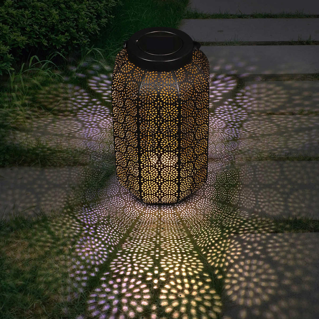 2 lanternes en métal de motifs mandala filigranes, à DEL par énergie solaire